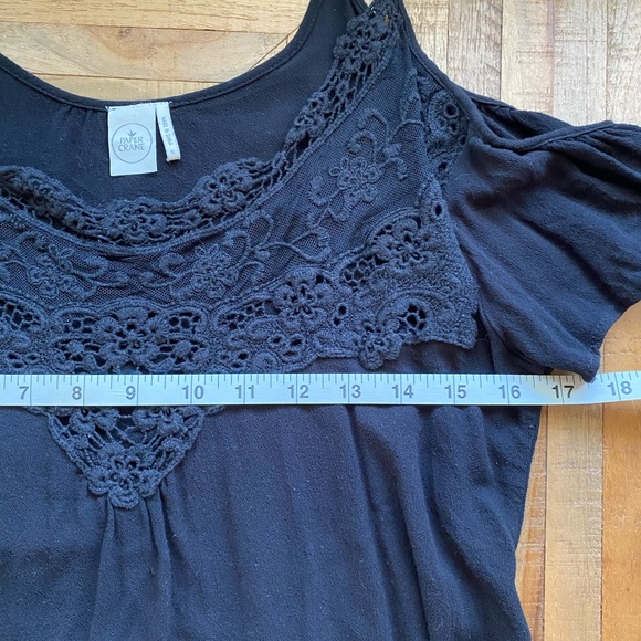 SOLD GIFT W PURCHASE- Crochet cold shoulder crop blouse - Picture 3 of 5